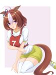  1girl ahoge animal_ears bob_cut brown_hair commentary ear_ribbon grey_background gym_shirt gym_shorts gym_uniform hairband hand_on_own_arm highres horse_ears horse_girl horse_tail kemuri_(etep3372) kneeling leaning_forward looking_at_viewer medium_hair meisho_doto_(umamusume) multicolored_hair open_mouth pink_hairband race_bib shirt shoes short_sleeves shorts sneakers solo tail thigh-highs two-tone_hair umamusume violet_eyes white_hair white_shirt white_thighhighs yellow_footwear yellow_shorts 