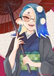  1girl alternate_costume blue_hair cephalopod_eyes commentary_request eyelashes gradient_hair hair_over_one_eye highres holding holding_umbrella japanese_clothes kimono looking_at_viewer medium_hair multicolored_hair open_mouth red_background red_eyes round_eyewear shiver_(splatoon) smile solo splatoon_(series) splatoon_3 standing teeth tentacle_hair thick_eyebrows tooth_earrings two-tone_background umbrella ume_name_take white_background 