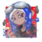  1boy artist_name black_jacket blue_hair border closed_mouth dark-skinned_male dark_skin goggles goggles_on_head highres jacket kiwi_splatoon long_hair male_focus octoling_boy octoling_player_character outside_border red_background red_eyes red_shirt shirt smile sparkle splatoon_(series) splatoon_3 splattershot_(splatoon) tentacle_hair upper_body white_border 