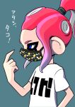  1girl blue_eyes commentary_request gradient_hair green_background high_ponytail highres mask medium_hair mouth_mask multicolored_hair octoling_girl octoling_player_character print_shirt redhead shirt simple_background solo splatoon_(series) tentacle_hair translation_request upper_body white_shirt xdies_ds 