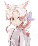  1girl animal_ears cat_ears cat_tail closed_mouth final_fantasy final_fantasy_xiv gg_dal gradient_hair green_eyes hair_over_shoulder looking_at_viewer miqo&#039;te multicolored_hair pink_hair shirt slit_pupils smile solo suspenders tail two-tone_hair upper_body warrior_of_light_(ff14) white_hair white_shirt 