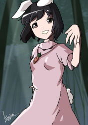  1girl animal_ears arm_up black_eyes black_hair breasts carrot_necklace commentary_request dot_nose grey_background grin inaba_tewi jewelry kegya_(kagiya_hourai) looking_at_viewer medium_breasts necklace one-hour_drawing_challenge open_mouth pink_romper puffy_short_sleeves puffy_sleeves rabbit_ears rabbit_girl rabbit_tail short_hair short_sleeves signature smile solo swept_bangs tail touhou 
