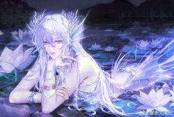  1boy becoming_a_god_in_the_zerg_world_by_livestreaming_bl_novels fins grey_hair hair_between_eyes head_fins highres jewelry long_hair long_sleeves looking_at_viewer male_focus mermaid monster_boy monster_girl shi_cunjin weibo_7942655246 white_hair 