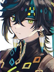  1boy black_hair blue_hair blue_headband closed_mouth earrings genshin_impact green_eyes hair_between_eyes hashtag-only_commentary headband highres jewelry kinich_(genshin_impact) looking_at_viewer male_focus multicolored_hair simple_background solo upper_body white_background yukimi5tuki 
