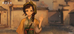  1girl architecture black_hair blurry blurry_background brown_eyes chinese_clothes closed_mouth copyright_name copyright_notice depth_of_field east_asian_architecture evening green_hanfu green_headscarf hair_ornament hand_up hanfu headscarf highres jacket logo long_braid long_hair looking_at_viewer mayfly_(reverse:1999) official_art official_wallpaper outdoors pom_pom_(clothes) pom_pom_hair_ornament reverse:1999 smile solo upper_body waving yellow_jacket 