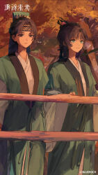  2girls absurdres arms_behind_back autumn_leaves black_hair black_headband blue_eyes character_request chinese_clothes copyright_name copyright_notice facial_mark forehead_mark green_robe guan_hat hair_bun hand_on_railing hanfu headband highres leaf logo long_hair multiple_girls official_art official_wallpaper outdoors paper_heron railing reverse:1999 robe side-by-side smile tree upper_body violet_eyes wide_sleeves 