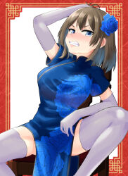  1girl blue_dress blue_eyes breasts brown_hair china_dress chinese_clothes clenched_teeth commentary_request dress elbow_gloves feet_out_of_frame floral_print flower gloves grey_gloves grey_thighhighs hair_flower hair_ornament highres kantai_collection maya_(kancolle) medium_breasts nekotarou_(nktr299) short_hair simple_background sitting solo stool teeth thigh-highs white_background 