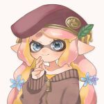  1girl beret blonde_hair blue_eyes brown_sweater closed_mouth collarbone commentary_request eyelashes hat highres inkling inkling_girl inkling_player_character lemo_(lemo_4) long_hair looking_at_viewer multicolored_hair pink_hair pointy_ears red_headwear simple_background smile solo splatoon_(series) sweater tentacle_hair thick_eyebrows two-tone_hair upper_body white_background zipper zipper_pull_tab 