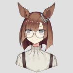  1girl absurdres alternate_costume animal_ears blush brown_hair closed_mouth commentary ear_ornament grey_background grey_eyes grey_sweater highres horse_ears horse_girl ikuno_dictus_(umamusume) long_hair looking_at_viewer multicolored_hair round_eyewear sanada_ina simple_background smile solo streaked_hair suspenders sweater turtleneck turtleneck_sweater umamusume upper_body white_hair 