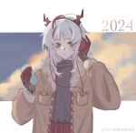  1girl 2024 arknights artist_name blush border braid breast_pocket brown_coat chinese_clothes chinese_commentary chinese_new_year closed_mouth coat colored_skin commentary_request da_yan_lu_fa_zixun_chu dragon_girl dragon_horns grey_jacket hand_on_own_ear hands_up headphones highres holding horns jacket light_smile long_hair long_sleeves multicolored_hair nian_(arknights) open_clothes open_coat outside_border pocket red_horns redhead solo streaked_hair tangzhuang upper_body violet_eyes watermark weibo_logo white_border white_hair 