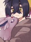  1boy black_hair bright_pupils brown_hoodie closed_mouth colored_inner_hair commentary_request crossed_bangs espeon forehead_jewel grey_background hairband highres hood hoodie hykchiba kieran_(pokemon) light_smile male_focus medium_hair mole mole_on_neck multicolored_hair pokemon pokemon_(creature) pokemon_sv purple_hair thick_eyebrows two-tone_hair violet_eyes white_pupils yellow_eyes yellow_hairband 