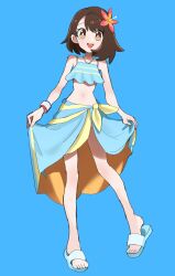  1girl :d absurdres baeming bare_shoulders bikini blue_background blue_bikini blue_footwear blue_sarong bracelet bright_pupils brown_hair clothes_lift collarbone dynamax_band flip-flops flower full_body gloria_(pokemon) gloria_(summer_2021)_(pokemon) hair_flower hair_ornament highres jewelry korean_commentary lifting_own_clothes looking_at_viewer navel open_mouth orange_eyes pokemon pokemon_masters_ex round_teeth sandals sarong sarong_lift short_hair simple_background single_bare_arm smile solo swimsuit teeth upper_teeth_only white_pupils 