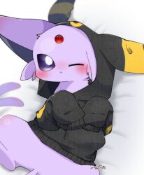  animal_focus blush closed_mouth cosplay espeon forehead_jewel forked_tail hood hoodie lying on_back one_eye_closed pokemon pokemon_(creature) pon_(nurunuruparty26) solo tail umbreon umbreon_(cosplay) violet_eyes 