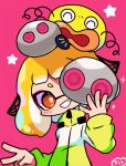  1girl agent_4_(splatoon) blonde_hair bright_pupils commentary green_jacket headphones inkling inkling_girl inkling_player_character jacket mask medium_hair orange_eyes parallel_canon pink_background simple_background sleeves_past_wrists smile solo sparkle splatoon_(series) splatoon_3 splatoon_3:_side_order star_(symbol) symbol-only_commentary teeth tentacle_hair unworn_mask upper_body v white_pupils yoshishi_(yosisitoho) zapfish 