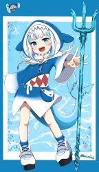  1girl animal_hood artist_name blue_background blue_eyes blue_hair blue_hoodie blue_socks blunt_bangs blush chibi commentary fins fish_tail full_body gawr_gura gawr_gura_(1st_costume) highres hololive hololive_english hood hood_up hoodie kakue_gaku long_hair long_sleeves looking_at_viewer multicolored_hair ocean open_mouth polearm shark_girl shark_hood shark_print shark_tail sharp_teeth shoes socks solo speech_bubble standing streaked_hair tail teeth trident two-tone_hair upper_teeth_only virtual_youtuber weapon white_footwear white_hair 