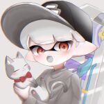  1boy :o animal baseball_cap black_headwear bow bowtie cat commentary eyebrows_hidden_by_hair fang grey_background grey_hair gun hat highres holding holding_animal holding_cat inkling inkling_boy inkling_player_character male_focus open_mouth pointy_ears red_bow red_bowtie red_eyes sh_f0y short_hair simple_background solo splatoon_(series) squiffer_(splatoon) symbol-only_commentary tentacle_hair upper_body weapon 