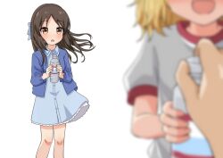  1boy 2girls :o blonde_hair blue_bow blue_cardigan blue_dress blurry blurry_foreground blush bottle bow brown_eyes brown_hair cardigan comiching commentary_request dot_nose dress hair_bow holding holding_bottle idolmaster idolmaster_cinderella_girls long_hair long_sleeves looking_at_another medium_hair multiple_girls open_mouth sakurai_momoka shirt sidelocks tachibana_arisu upper_body white_background white_shirt wind 