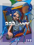  1girl artist_name blue_eyes blue_hair blue_shirt commentary_request copyright_name highres holding holding_weapon ink_tank_(splatoon) inkbrush_(splatoon) inkling inkling_(language) inkling_girl inkling_player_character long_hair looking_at_viewer multicolored_background octobrush_(splatoon) one_eye_closed open_mouth outside_border painbrush_(splatoon) pointy_ears ponytail portrait_(object) shirt smile solo splatoon_(series) splatoon_3 striped_clothes striped_shirt teeth tentacle_hair totocosakana twitter_username two-tone_shirt weapon white_shirt 