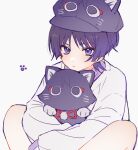  1boy :&lt; alternate_costume animal animal_ear_headwear animal_hug animalization baggy_clothes bare_legs black_cat black_hair cabbie_hat cat crossed_arms dot_nose eyeliner feet_out_of_frame genshin_impact gradient_hair hat head_rest highres indian_style layered_clothes long_sleeves looking_ahead makeup mochimiya_(coyo) multicolored_hair on_lap print_headwear purple_hair purple_hat red_eyeliner scaramouche_(cat)_(genshin_impact) scaramouche_(genshin_impact) short_hair simple_background sitting sweater violet_eyes wanderer_(genshin_impact) white_background white_sweater 