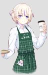  1girl absurdres alternate_costume apron banpen_(todoroki_hajime) blonde_hair choker coffee_cup cropped_legs cup disposable_cup green_apron grey_background highres holding holding_tray hololive hololive_dev_is long_sleeves looking_at_viewer multicolored_hair purple_hair shirt simple_background smile solo streaked_hair todoroki_hajime toketa_(toketa15) tray violet_eyes virtual_youtuber white_shirt 