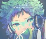  1other androgynous blue_eyes facepaint facial_mark feathers forehead_mark gnosia green_hair headphones long_sleeves looking_at_viewer machiya_(pixiv30484953) makeup other_focus raqio short_hair solo tattoo translation_request upper_body 