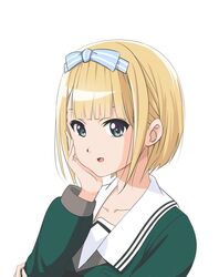  1girl 22/7 black_bow black_bowtie blonde_hair blue_bow blue_hairband blunt_bangs bow bow_hairband bowtie collarbone green_eyes green_shirt hair_bow hairband hand_on_own_cheek hand_on_own_elbow hand_on_own_face long_sleeves looking_at_viewer looking_to_the_side matsubokkurin227 open_mouth portrait rokubanchou_school_uniform sailor_collar saito_nicole school_uniform serafuku shirt short_hair simple_background solo striped_bow three_quarter_view white_background white_sailor_collar 