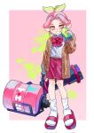  1girl belt border bow bowtie brown_jacket chinese_commentary citrusplatsoda colored_tips commentary_request full_body green_hair gun heavy_splatling_(splatoon) highres holding holding_gun holding_weapon jacket long_hair multicolored_hair octoling octoling_girl octoling_player_character open_clothes open_jacket outside_border pink_background pink_bow pink_bowtie pink_footwear pink_hair pink_pupils pink_shorts sandals shorts smile socks solo splatoon_(series) splatoon_3 standing teeth tentacle_hair two-tone_hair weapon white_border white_socks yellow_eyes 