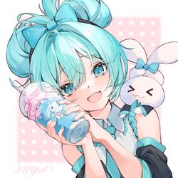  &gt;_&lt; 1girl aqua_bow aqua_eyes aqua_hair aqua_nails aqua_necktie blush borrowed_hairstyle bow character_print chinese_commentary cinnamiku cinnamoroll commentary cosplay creature drink fang folded_twintails hair_between_eyes hair_bow hatsune_miku hatsune_miku_(cosplay) highres holding holding_drink looking_at_viewer necktie open_mouth sanrio skin_fang solo tied_ears twintails updo upper_body vocaloid xuya2333 