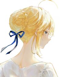  1girl ahoge artoria_pendragon_(fate) blue_ribbon braid braided_bun commentary_request expressionless fate/stay_night fate_(series) from_behind green_eyes hair_bun hair_ribbon highres nape neck nigiri ribbon saber_(fate) shirt sidelocks simple_background single_hair_bun solo white_background white_shirt 