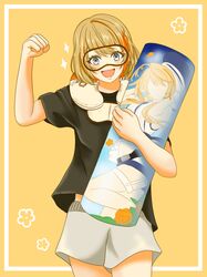  1girl alternate_costume black_shirt blue_eyes blush brown_hair clenched_hand commentary_request cowboy_shot cyan_paint28 dakimakura_(object) fist_pump grey_shorts highres holding holding_pillow looking_at_viewer medium_bangs multicolored_hair nanashi_inc. neck_pillow open_mouth orange_hair pillow shirt short_hair short_sleeves shorts sleep_mask smile solo t-shirt touri_sei two-tone_hair virtual_youtuber yellow_background 