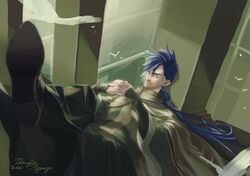  1boy against_pillar artist_name banban_shokai bird blue_hair crossed_ankles dated feet_up green_eyes honzuki_no_gekokujou indoors interlocked_fingers long_hair low_ponytail male_focus own_hands_together robe sitting solo sylvester_(honzuki_no_gekokujou) very_long_hair 