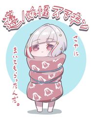  1girl :&gt; absurdres barefoot blue_background bob_cut closed_mouth colored_inner_hair commentary_request deformed diagonal_bangs full_body grey_hair hair_ornament highres inverted_bob link!_like!_love_live! looking_at_viewer love_live! multicolored_hair nuko_kirisaki red_eyes redhead shadow short_hair smile solo standing star_(symbol) star_hair_ornament streaked_hair translation_request two-tone_background virtual_youtuber white_background wrapped_up yugiri_tsuzuri 