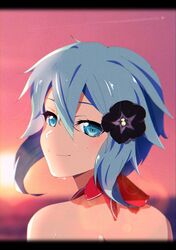  1girl bare_back blue_eyes blue_hair closed_mouth clouds evening flower hair_between_eyes hair_flower hair_ornament highres looking_at_viewer orange_sky outdoors short_hair sinon sky smile solo sun sunset sword_art_online yaato_(yamato99725444) zooming_in 