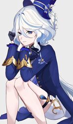  1girl ascot bare_legs blue_ascot blue_eyes blue_hair blue_hat blue_jacket clad_(hoho718718) feet_out_of_frame furina_(genshin_impact) genshin_impact grey_background hair_between_eyes hat highres jacket knees_up long_hair long_sleeves looking_at_viewer multicolored_hair short_shorts shorts simple_background sitting solo streaked_hair thigh_strap top_hat very_long_hair white_hair white_shorts 