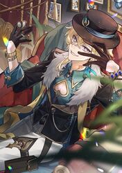  1boy absurdres aventurine_(honkai:_star_rail) black_gloves black_hat black_jacket blonde_hair blue_eyes bracelet bug butterfly clothing_cutout ear_piercing fur-trimmed_jacket fur_trim gloves grin hair_between_eyes half_gloves hand_up hat highres honkai:_star_rail honkai_(series) indoors jacket jewelry long_sleeves looking_at_viewer male_focus multicolored_eyes painting_(object) pants piercing short_hair sitting smile solo spade_cutout violet_eyes white_pants xianyangyutoumalingshu 