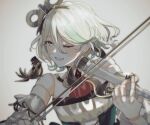  1girl bare_shoulders blush cecilia_immergreen detached_sleeves doll_joints dress gradient_hair green_hair grey_background grey_hair grin highres holding holding_instrument holding_violin hololive hololive_english instrument joints momiage_40 multicolored_hair music one_eye_closed playing_instrument short_hair simple_background smile solo violin virtual_youtuber white_dress 