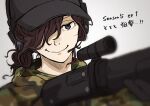  1boy black_gloves black_hat blue_eyes brown_hair bungou_stray_dogs camouflage camouflage_jacket closed_mouth commentary_request ear_protection edgar_allan_poe_(bungou_stray_dogs) gloves grey_background gun hair_over_one_eye hat highres holding holding_gun holding_weapon hood jacket male_focus norimizu ponytail rifle scope short_hair simple_background smile solo translation_request upper_body weapon 