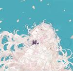  1boy blue_background closed_eyes facing_up falling_petals fate/grand_order fate_(series) fuwafuwa_no_inu grin highres long_hair male_focus merlin_(fate) messy_hair petals robe simple_background smile solo upper_body very_long_hair white_hair white_robe 