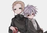 2boys black_jacket blonde_hair chinese_commentary closed_mouth collared_shirt commentary_request green_eyes grey_background hair_between_eyes jacket long_sleeves male_focus mintcrpt multiple_boys open_clothes open_collar open_jacket purple_hair red_eyes rumeld_othmayer saibou_shinkyoku shirt short_hair simple_background sketch theodore_riddle white_shirt 