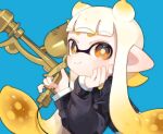  1girl aerospray_(splatoon) blonde_hair blue_background brown_eyes closed_mouth gradient_hair gun highres holding holding_gun holding_weapon inkling inkling_girl inkling_player_character long_hair looking_at_viewer multicolored_hair pointy_ears sahata_saba simple_background smile solo splatoon_(series) splatoon_3 tentacle_hair thick_eyebrows two-tone_hair upper_body weapon white_hair yellow_pupils 