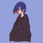  1girl arms_at_sides black_hoodie blue_background blue_eyes blue_hair braid closed_mouth colored_inner_hair commentary_request cropped_torso expressionless floating_hair highres hood hood_down hoodie kamitsubaki_studio karakai_13 long_sleeves multicolored_eyes multicolored_hair red_eyes redhead rim_(kamitsubaki_studio) short_hair side_braid simple_background solo virtual_youtuber 