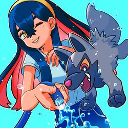  1girl aqua_background black_hair blue_shirt carmine_(pokemon) hairband holding holding_hose hose long_hair looking_at_viewer mole mole_under_eye one_eye_closed open_mouth pokemon pokemon_(creature) pokemon_sv poochyena red_eyes redhead sakuramochi0906 sharp_teeth shirt short_sleeves simple_background teeth water wet yellow_eyes yellow_hairband 