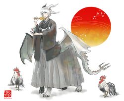  1boy bird black_hanfu black_jacket black_kimono centauroid chicken chinese_clothes chinese_zodiac claws commentary_request dragon_boy dragon_horns dragon_wings full_body green_eyes grey_hair grey_hakama hakama hakama_pants hanfu horns hotathino jacket japanese_clothes kimono long_sleeves looking_at_viewer male_focus monster_boy multiple_horns new_year original pants rooster short_hair simple_background smile solo standing taur white_background wide_sleeves wings year_of_the_rooster 