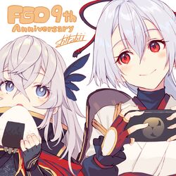  2girls :o anniversary armor artist_name black_gloves blue_eyes bright_pupils cape closed_mouth crossed_bangs fate/grand_order fate_(series) feather_hair_ornament feathers fingerless_gloves food gloves grey_hair hair_between_eyes hair_ornament hair_ribbon handheld_game_console head_tilt highres holding holding_food holding_handheld_game_console japanese_armor japanese_clothes kimono long_hair looking_at_another looking_to_the_side multiple_girls onigiri open_mouth ponytail red_cape red_eyes red_gloves red_ribbon ribbon saika_magoichi_(fate) shirabi shoulder_armor signature simple_background smile sode tomoe_(symbol) tomoe_gozen_(fate) upper_body white_background white_kimono white_pupils 