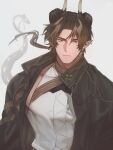  1boy arknights brown_hair chong_yue_(arknights) closed_mouth coat commentary_request dragon_horns dragon_tail earrings floating_hair grey_background high_collar highres horns jewelry korean_commentary long_hair long_sleeves looking_at_viewer low_ponytail male_focus mamara_tang multicolored_hair open_clothes open_coat pointy_ears red_eyes simple_background sleeveless slit_pupils streaked_hair tail upper_body 