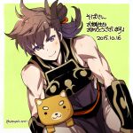  1boy armor bare_shoulders brown_eyes brown_hair dated fire_emblem fire_emblem_fates folded_ponytail green_background hinata_(fire_emblem) japanese_armor japanese_clothes looking_at_viewer messy_hair scar shuri_yasuyuki solo twitter_username 