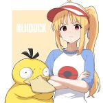  1girl ahoge amogan blonde_hair blue_sleeves bocchi_the_rock! closed_mouth collarbone cosplay crossed_arms frown highres ijichi_nijika long_hair looking_at_viewer outline pokemon pokemon_(creature) print_shirt psyduck raglan_sleeves red_eyes rosa_(pokemon) rosa_(pokemon)_(cosplay) shirt side_ponytail solo upper_body visor_cap white_outline white_shirt 