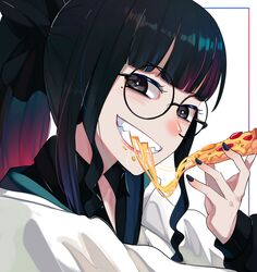  1girl artemis_of_the_blue atelier_live black_eyes black_hair black_nails blunt_bangs cheese_trail collared_shirt food glasses hair_ribbon hexaclock highres hood hood_down hoodie looking_at_viewer mole mole_under_eye pizza ponytail ribbon round_eyewear shark_girl sharp_teeth shirt solo teeth upper_body virtual_youtuber wavy_sidelocks white_hoodie 