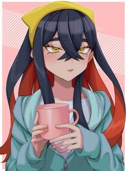  1girl black_hair border carmine_(pokemon) colored_inner_hair commentary crossed_bangs cup eyelashes hair_between_eyes hairband highres holding holding_cup long_hair mole mole_under_eye multicolored_hair outside_border pokemon pokemon_sv red_background redhead saba_chimera solo symbol-only_commentary two-tone_hair white_border yellow_eyes yellow_hairband 