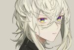  1boy asclepius_(fate) close-up closed_mouth crossed_bangs expressionless fate/grand_order fate_(series) green_eyes grey_background hair_between_eyes highres long_hair looking_at_viewer male_focus multicolored_eyes sigm simple_background solo violet_eyes white_hair yellow_eyes 